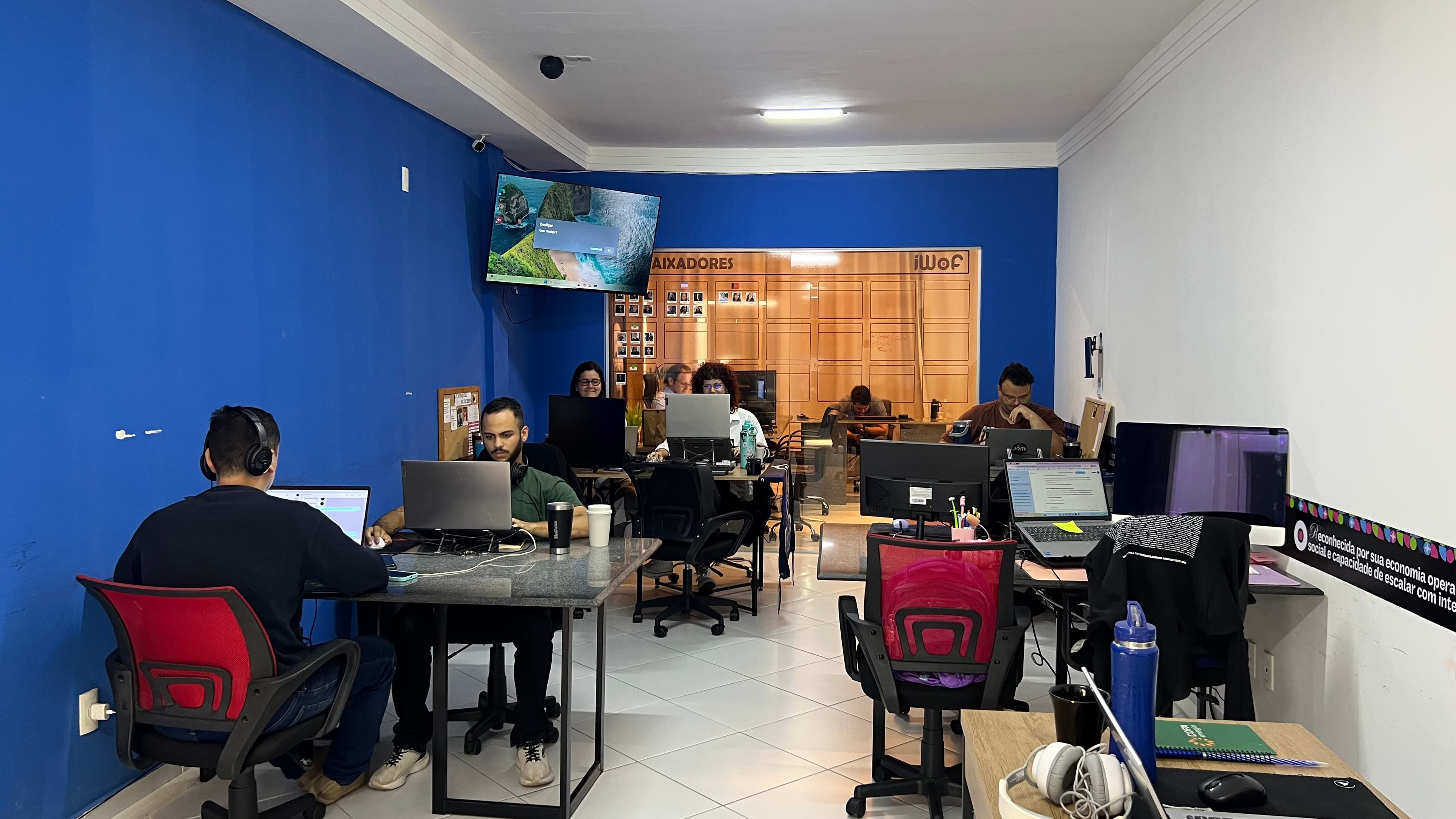 Profissionais em ambiente de trabalho